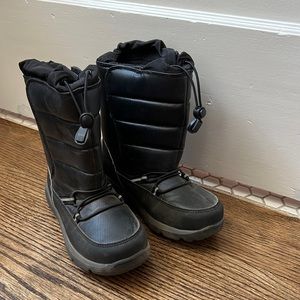 NWOT Black Lands’End Boys’ snow boots size 13M